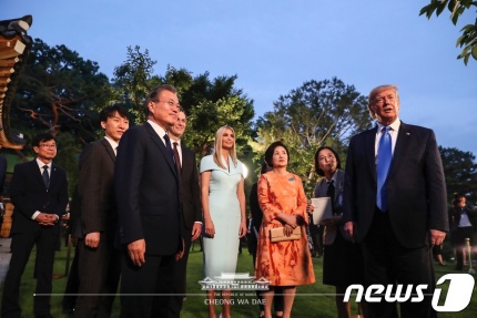  김정숙 여사 "내일 굉장히 중요행사 있는데"..이방카 "업데이트 있다"