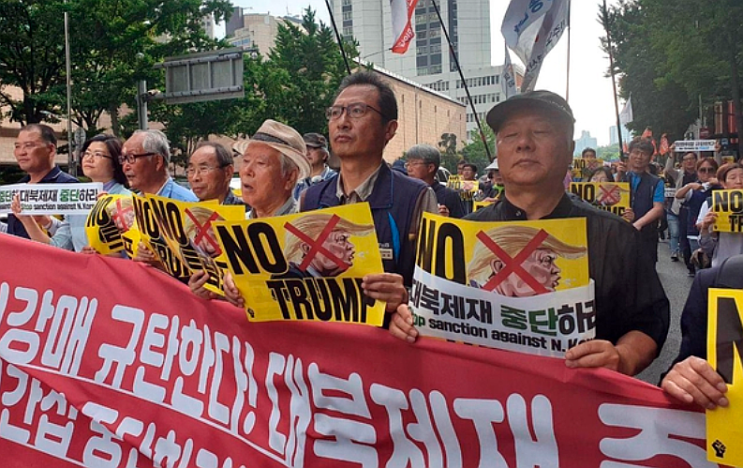  광화문에 트럼프 車 보이자…"웰컴 트럼프" VS "NO 트럼프"