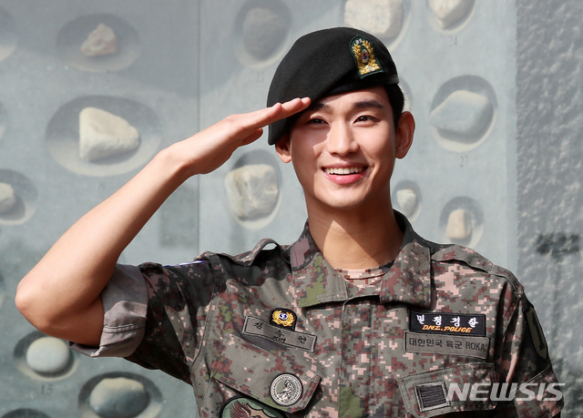  대한민국에 충성! 김수혁 전역하며 특급전사에서 한류스타로!