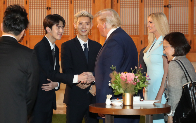  국내) 만찬 참석한 박세리·엑소…트럼프는 "김정숙 훌륭한 여성" 치켜세워