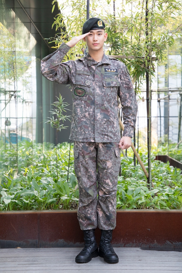 배우 김수현, 만기 전역에 연예계도 들썩... 1사단 수색대대서 특급전사로 선정