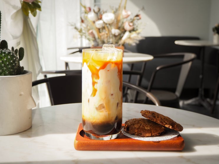  [방콕 아속 역 카페 추천] The Anthea, flower on cake 더 앤씨아 카페