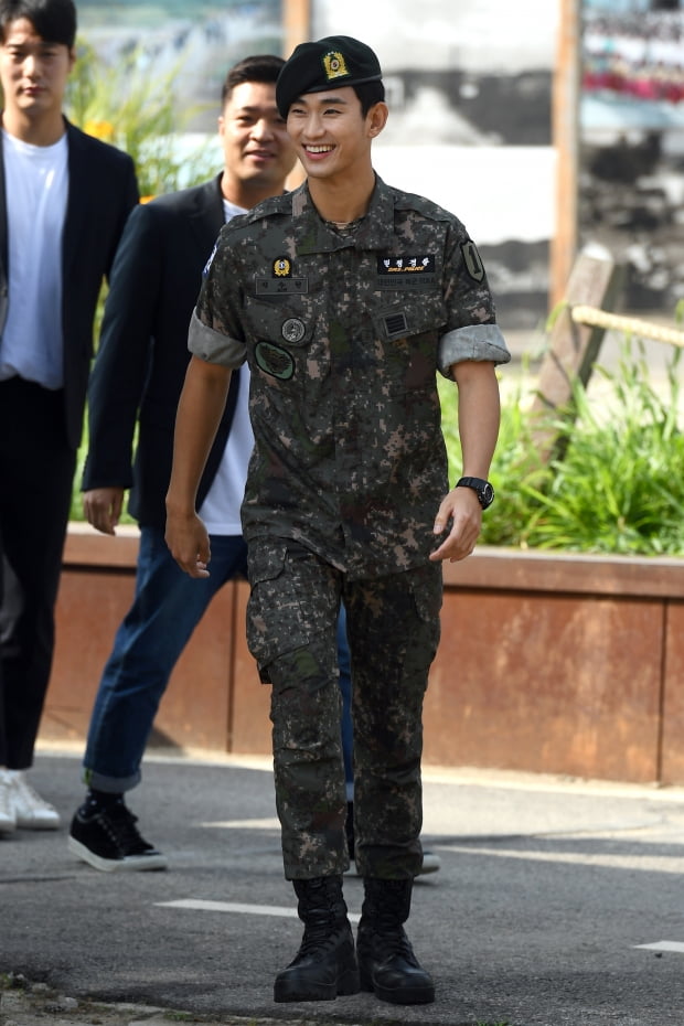 '특급전사' 김수현 전역…"면회 한번도 없었다" 이유는?