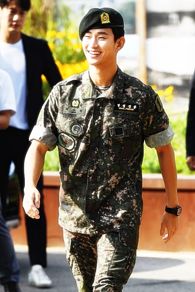  '특급전사' 김수현 전역..."면회 한번도 없었다" 이유는?