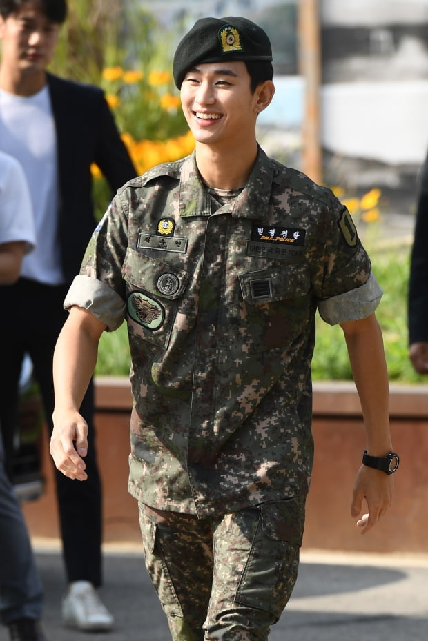 김수현, '군 생활 꽉 차게 잘 마치고 전역', 면회를 한번도 하지 않는 이유는?