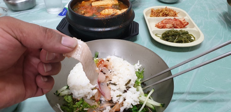  광어뱃살 넣어서 젓가락으로 쓰삭쓰삭 회덮밥 쵝오