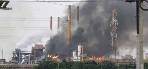 포스코 광양제철소 정전…불꽃·시꺼먼 검은 연기 화재 발생