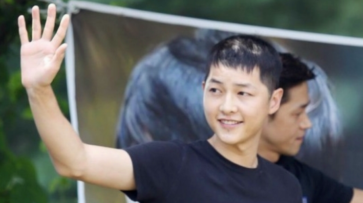  송중기 탈모가 다시금 재조명 되고 있는데요.. 신이 다주시진 않았나봅니다