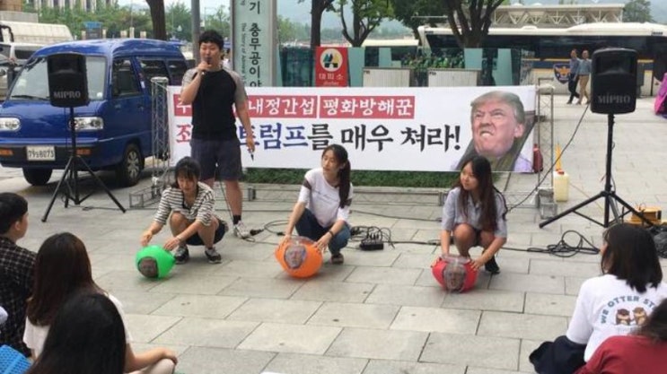 28일 오후 4시 광화문 미대사관 앞에서 한국대학생진보연합(이하 대진연)이 트럼프의 방한을 반대하는 내용의 집회 ‘죄인, 트럼프를 매우쳐라’가 진행됐다. 트럼프는 이번 달 29일~