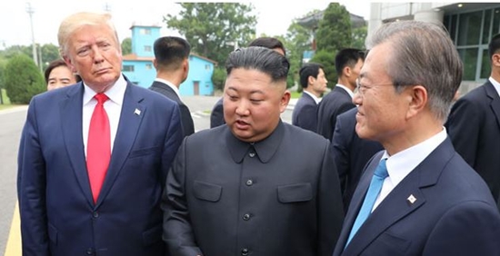  트럼프의 예측불허와 아베 그리고  고 연기자 전미선씨에 대한 안타까움 !!