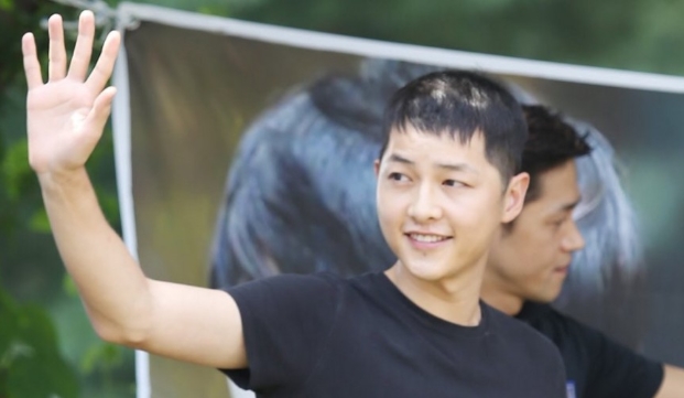  송중기 탈모사진 화제 속 실제 성격 "가식적으로 행동 하지않는다. 할 말은 하고 산다"
