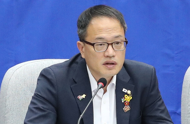  머쓱해진 강효상, 박주민 “정보줄 후배 없어”