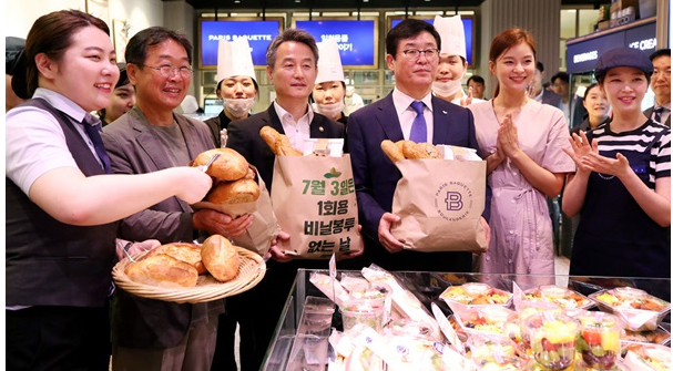  파리바게뜨·뚜레쥬르, 비닐봉지 유료 도입후 사용량 84%↓