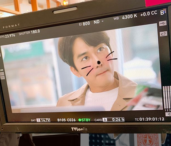 인스타그램 송승헌 트렌치 코트 애드호크 ADHOC