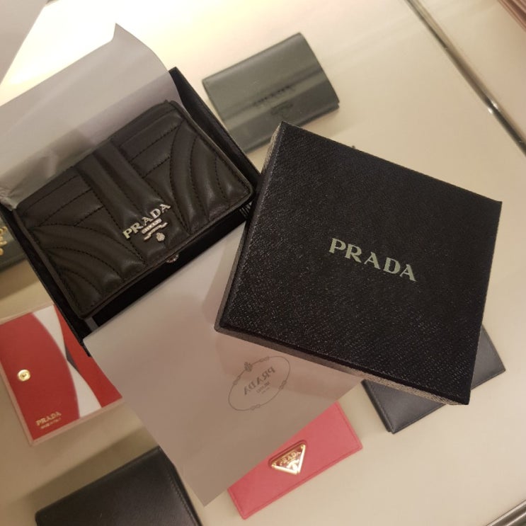  오늘은 자랑데이..#프라다 
