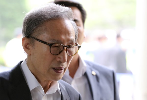  '폐렴 증세' 이명박 전 대통령, 퇴원 후 첫 재판