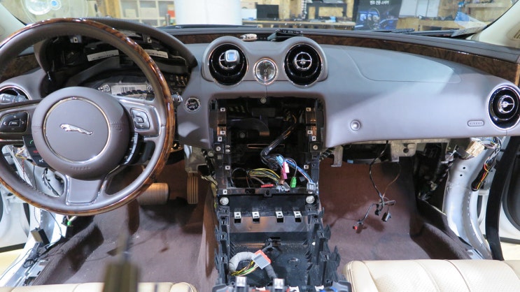 재규어XJ 엔진소음과 잡소리예방을 위한 자동차실내방음