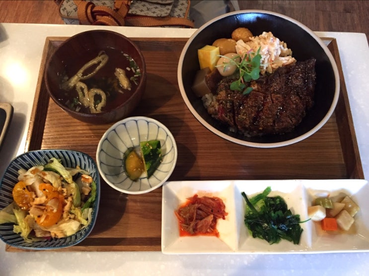  이태원 경리단길 아워커뮨 벤또정식.