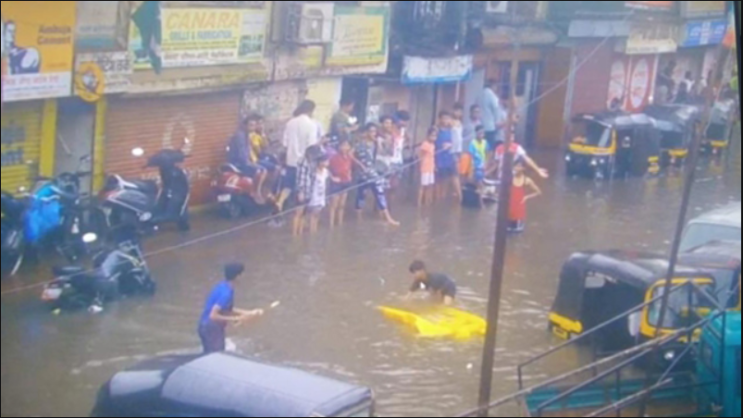 폭우로 인도 옹벽붕괴! 피해, 그리고 예방!