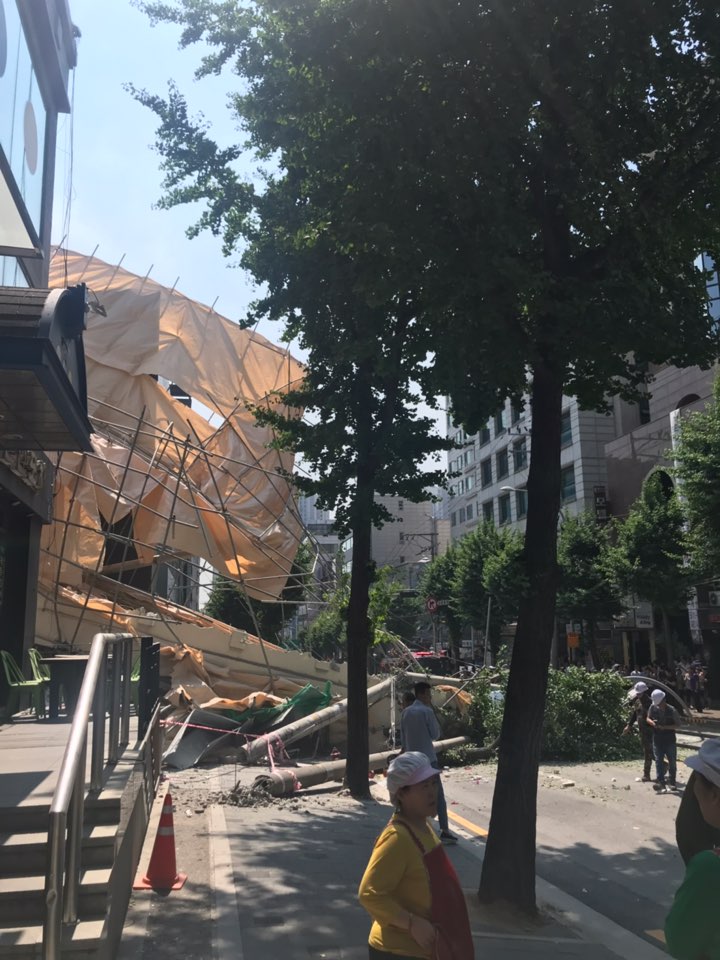  신사역 잠원동 철거현장 붕괴되었데요 ㅠㅠ (부상자 2명 무사하시겠죠?)