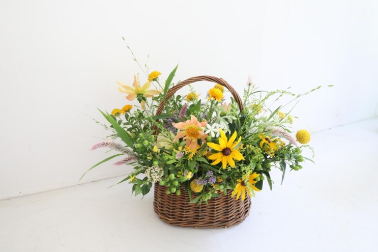  natural basket arrangement / 꽃바구니/ 한남동꽃집 러브이즈인디에어/ 한남동플라워레슨/ 플라워클래스