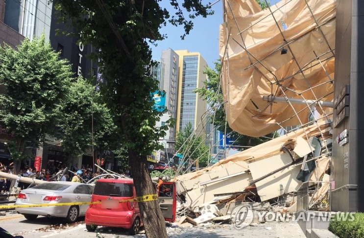 5층 건물 무너지며 지나던 차량 3대 덮쳐…2명 부상·2명 구조중(종합)잠원동 / 신사역
