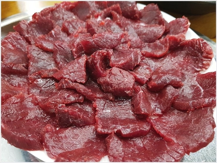  육사시미 맛집 우공뭉티기 혀가 살살 녹네!