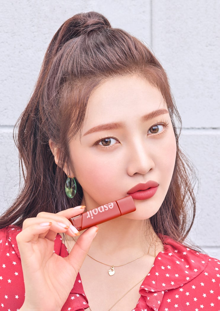  데일리 틴트와 여름 쿠션은 레드벨벳 조이 뮤직비디오, 출근길 메이크업속 에스쁘아 꾸뛰르 립 플루이드 벨벳&테이핑 커버 쿠션으로~