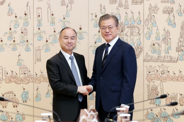  문 대통령 만난 손정의 회장 “한국, 인공지능에 올인해라”