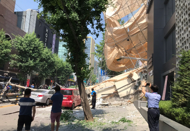  신사역 주변 건물 무너져 인명 피해 및 차량 파손