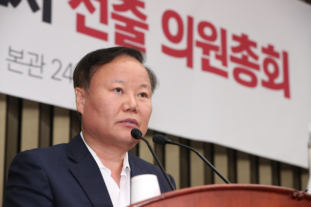 한국당, 예결위원장에 김재원 선출...황영철 반발