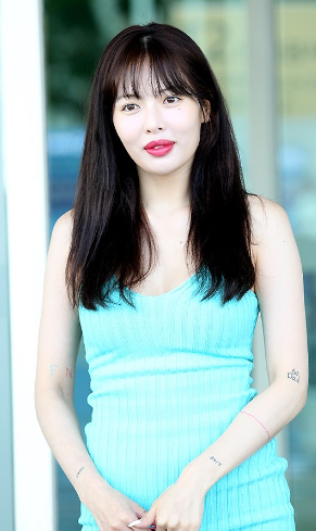  가수 현아, 공항 패션 뽐내며 달라진 입술에 관심 집중!