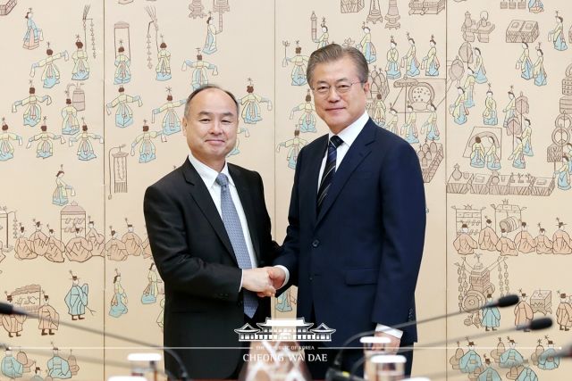  문 대통령 만난 손정의 "첫째도 둘째도 AI"