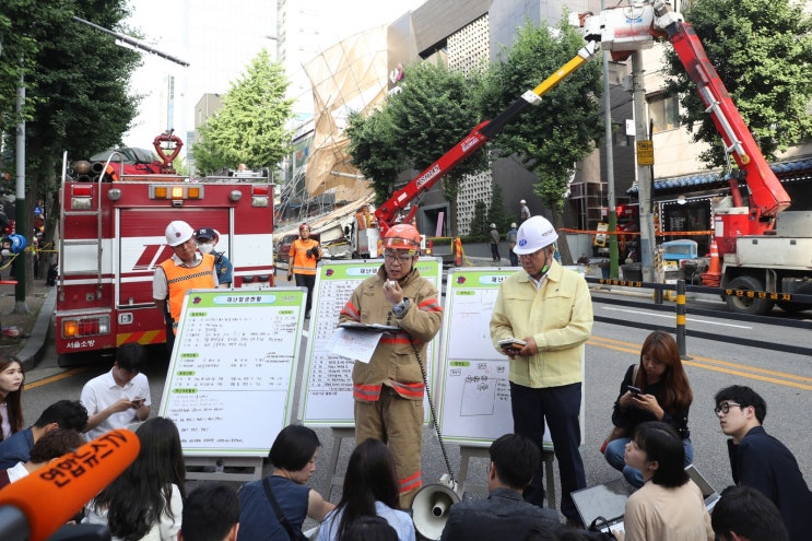 서초구의회가 2019년 7월 4일 서초구 신사역 부근에서 발생한 잠원동 건물 붕괴 사고 현장을 방문했다./서초구김안숙 의원