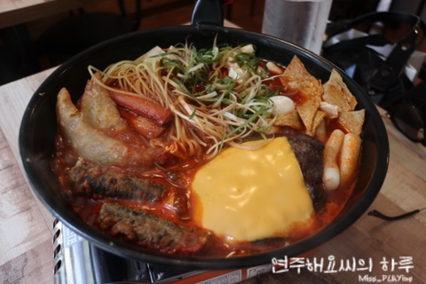  홍대 떡볶이, 홍대 씨부엉 즉떡과 생맥주 그리고 똥집튀김