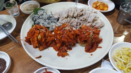 종로3가 보쌈골목 삼해집의 굴보쌈 종로3가 보쌈골목 삼해집의 굴보쌈