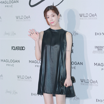  이유비 클러치 캐롤리나헤레라로 완성한 패션 블링해