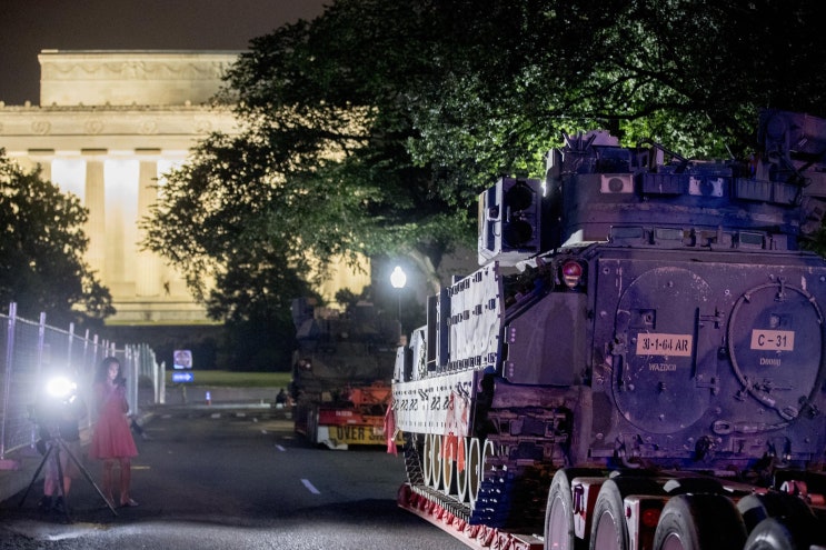 백악관 코앞에 M2 브래들리 장갑차가 나타난 이유는?