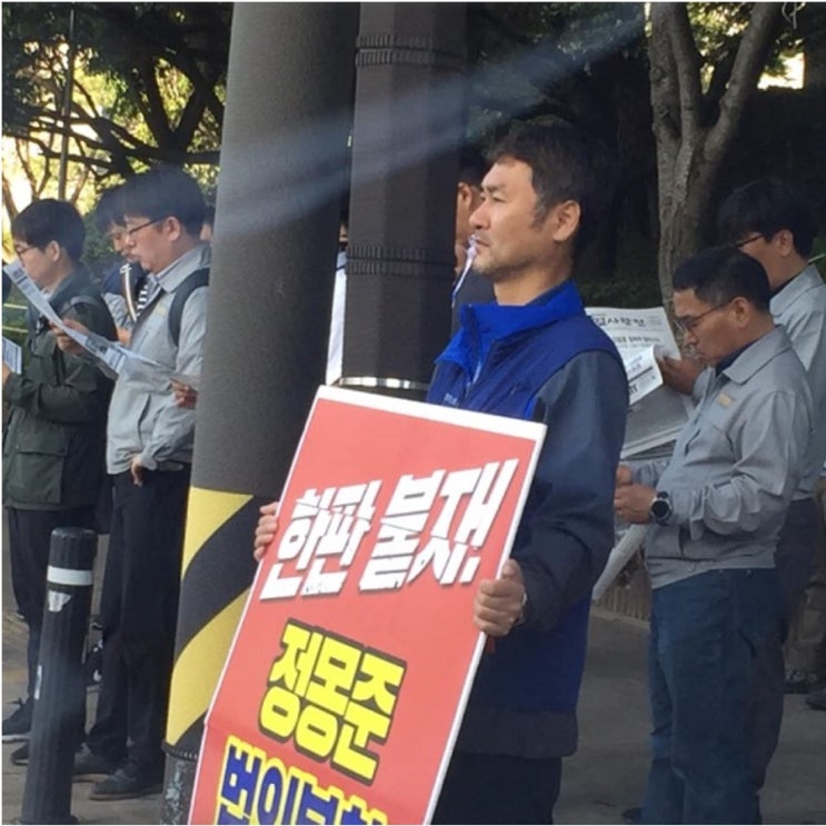 아침 출근 선전이 있는 날, 김종훈 의원은 6시 30분이 되면 피켓을 펴고 중공업 문 앞에 선다. 국회의원과 지역일꾼들이 함께하는 출근 선전이다. 공장 문이 여러 개라서 돌아가면서