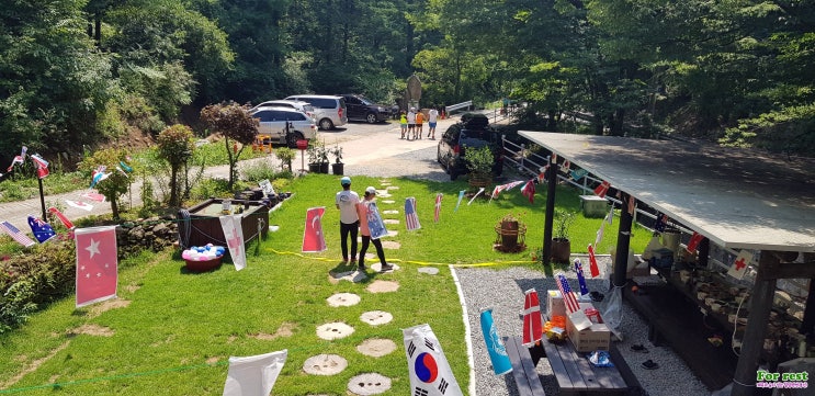  포레스트 펜션에 만국기가 펄럭입니다.