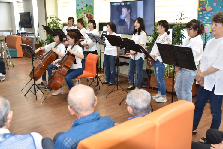  2019년 7월 6일(토) 늘기쁜노인주간보호센터 오전 프로그램은 그루터기앙상블공연시간입니다.