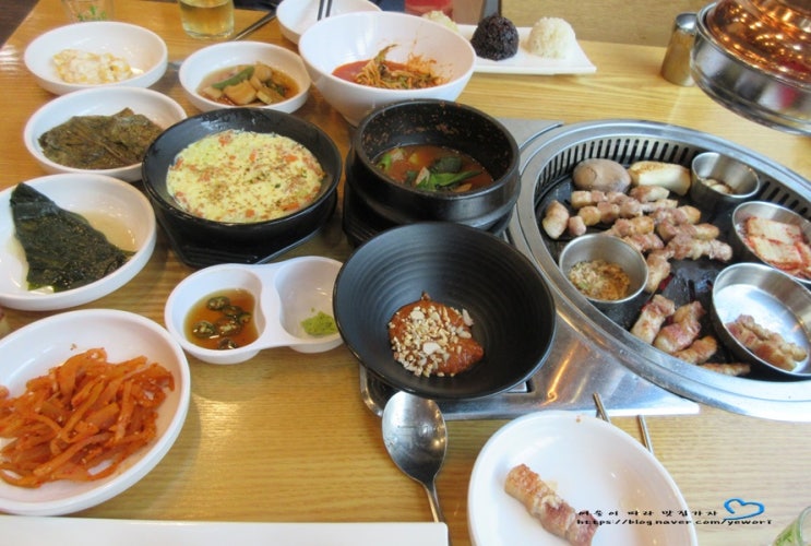  상동역 고기밥상 상동 홈플러스 맛집 고기밥상에서 질 좋은 삼겹살과 다양한 반찬으로 쌈을 싸서 먹는  쌈밥을 먹어보아요