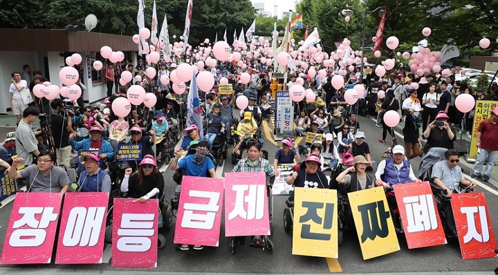 장애등급제 폐지 ‘후폭풍’…보험사 상품 ‘대수선’ 장애등급제 폐지 ‘후폭풍’…보험사 상품 ‘대수선’