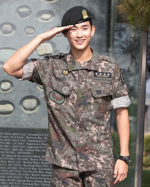  김수현 제대하니 생각나는 포스트 (김수현 VS 태런 에저튼)