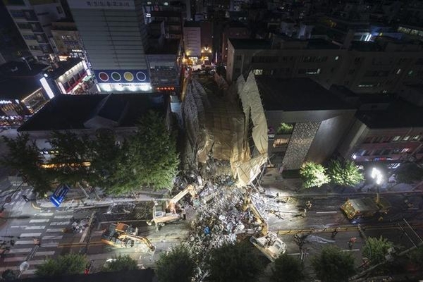  서초구 “잠원동 붕괴 건물 건축주 등 고발...안전조치 미흡 책임”
