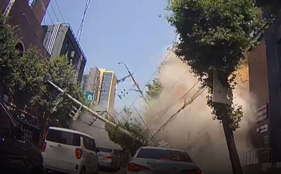 잠원동 건물 붕괴 블랙박스 영상…전신주에 깔린 차량들