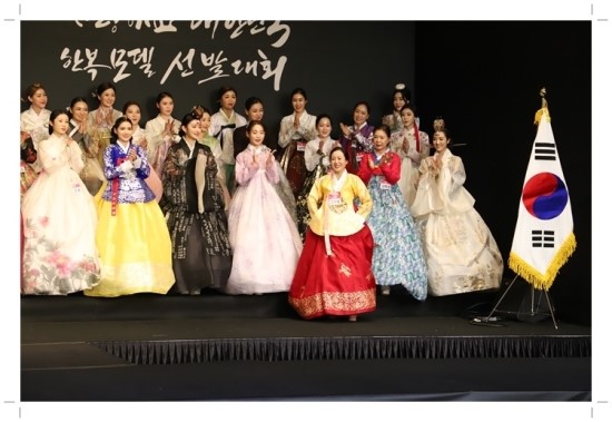  13명의 수상자가 나왔던 제 13회 사랑해요대한민국 한복모델선발대회!  맘껏 재량을 뽑냈던 자리였죠^^