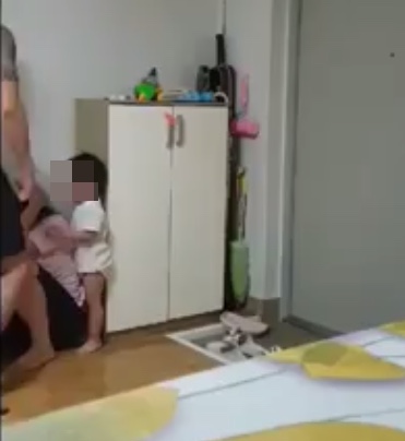 우는 아이 앞에서 무차별 폭행…‘베트남 여성 폭행’ 영상 속 남성 긴급체포 우는 아이 앞에서 무차별 폭행…‘베트남 여성 폭행’ 영상 속 남성 긴급체포