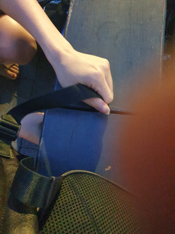  황당한일 벤치와 가방