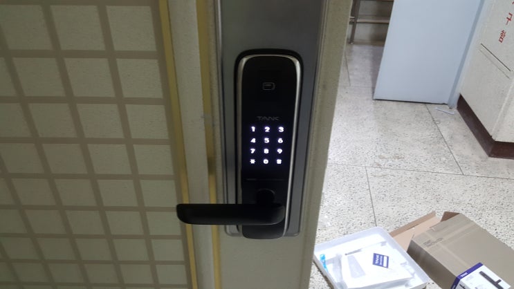  고장 난 현관문 디지털도어락